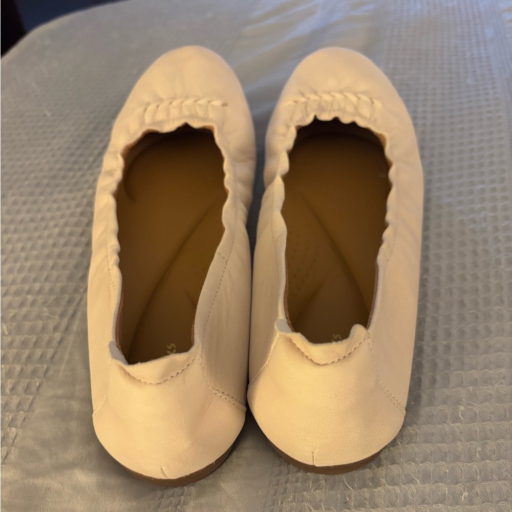 Clarks Cream Flats with Braided Detail Size 10W - Picture 6 of 6